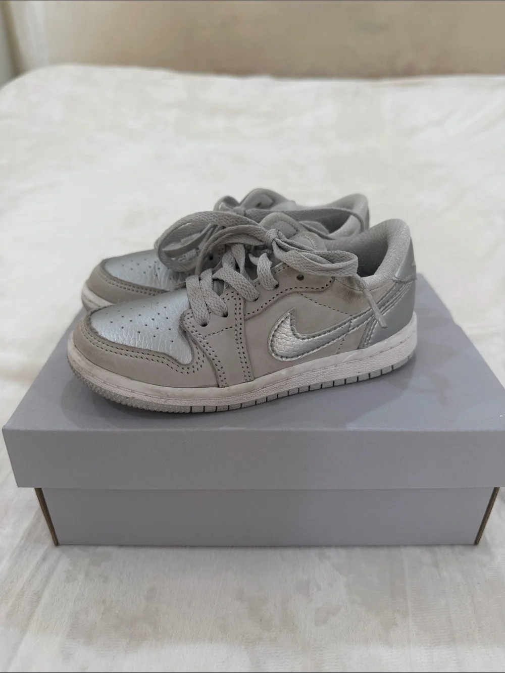 Nike Kids Silver and Gray Low-Top Sneakers